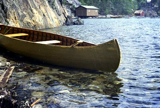Kano i seilduk på granribber og eikespant